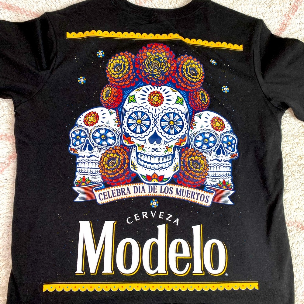 Modelo cerveza día de los muertos shirt XS